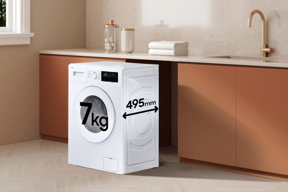 pralka slim Samsung Biała pralka o pojemności 7 kg i głębokości 455 mm stoi w kuchni z brązowymi szafkami. Na pralce widoczny jest wyświetlacz i pokrętło sterujące.