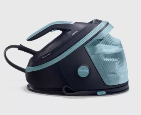 Na obrazie widoczny jest generator pary w kolorze czarnym z niebieskimi akcentami, z logo \'PHILIPS\' na górze. Urządzenie ma przezroczysty zbiornik na wodę i uchwyt z przewodem zasilającym.