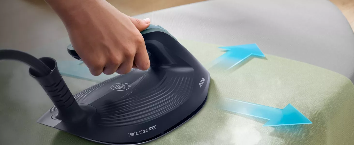 Osoba trzyma żelazko z napisem \'PerfectCare 7000\' i logo \'PHILIPS\', prasując tkaninę. Widoczne są niebieskie strzałki wskazujące kierunek ruchu.