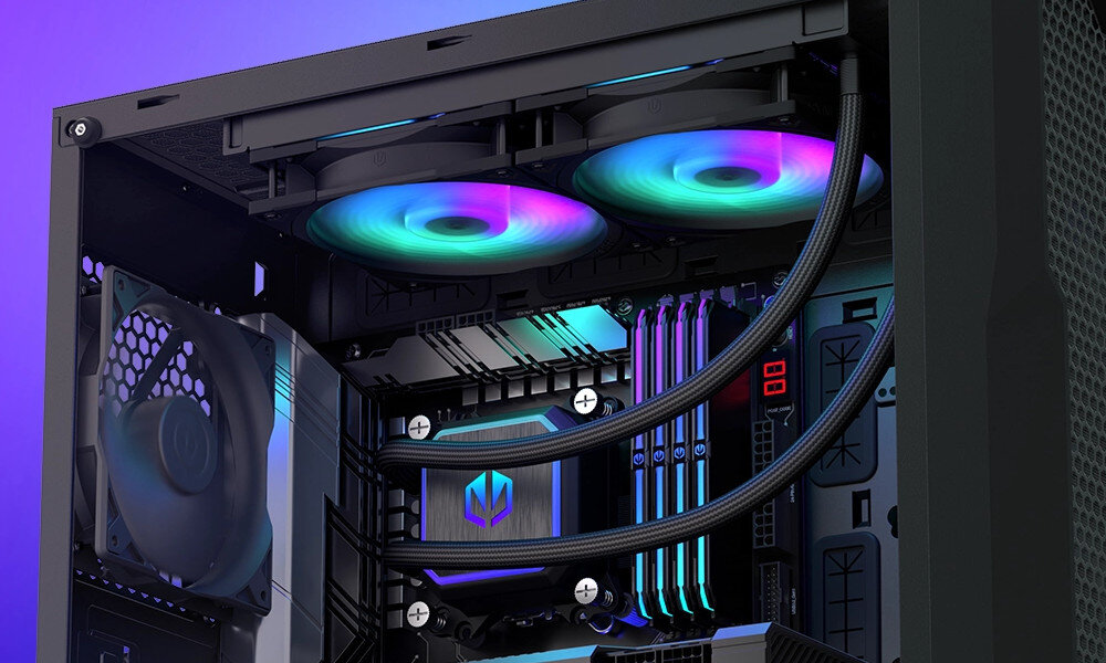 Wnętrze obudowy komputera z widocznymi podzespołami, w tym wentylatorami z podświetleniem RGB i modułami pamięci RAM. Na płycie głównej znajduje się logo producenta.