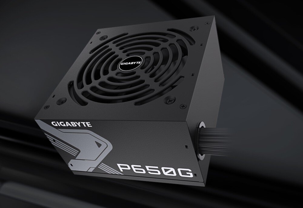 Na obrazie widoczny jest zasilacz komputerowy z logo \'GIGABYTE\' oraz oznaczeniem \'P650G\'. Z przodu zasilacza znajduje się wentylator z napisem \'GIGABYTE\' na środku.
