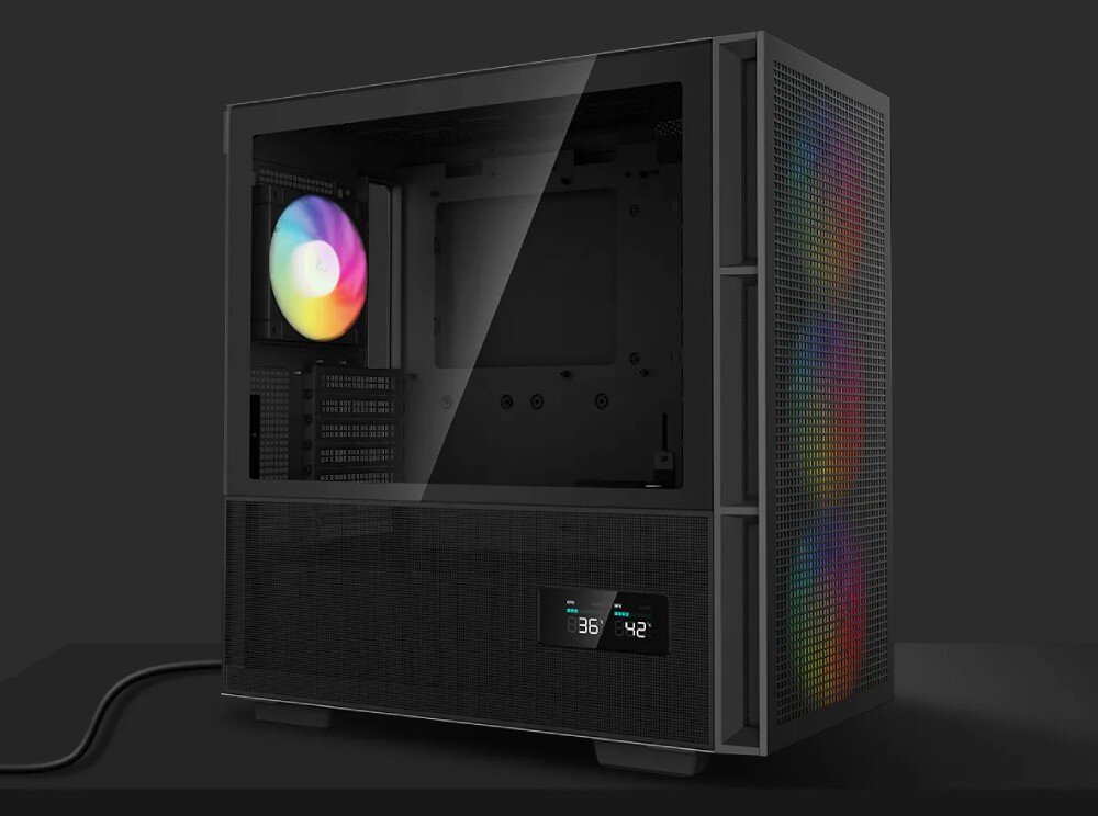 Obudowa komputera z przezroczystym panelem bocznym, przez który widać wentylator z podświetleniem RGB. Na przednim panelu znajdują się trzy wentylatory z podświetleniem oraz wyświetlacz z temperaturą 36 i 42 stopni.