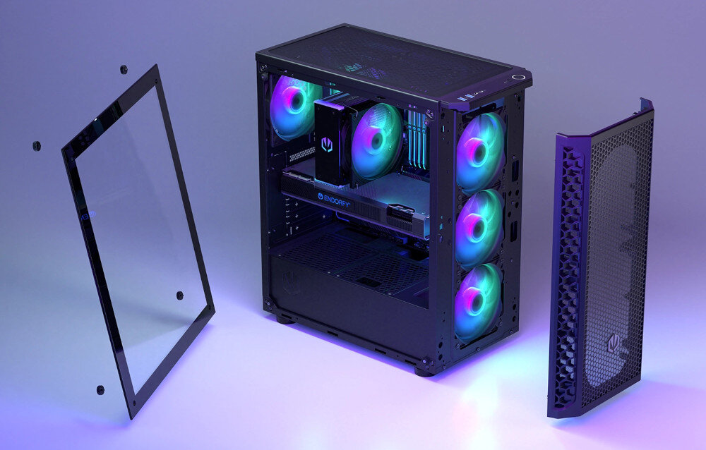 Obraz przedstawia otwartą obudowę komputera z widocznymi podzespołami, w tym wentylatorami z podświetleniem RGB. Obok obudowy znajdują się zdjęte panele boczne i przedni z siatkowym wzorem.