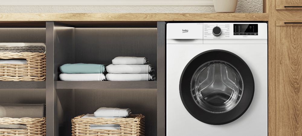 PRALKA BEKO SLIM B100 B1W630WBPL Pralka ustawiona jest w zabudowie z półkami i koszami na tekstylia. Ujęcie pokazuje dopasowanie urządzenia do przestrzeni użytkowej opóźniony  start blokada  rodzicielska bezpieczeństwo