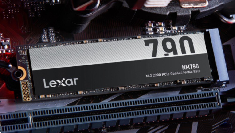 Na obrazie widoczny jest dysk SSD marki Lexar z oznaczeniem NM790, umieszczony w komputerze. Na etykiecie widnieje napis \'7.9 GB/s\'.