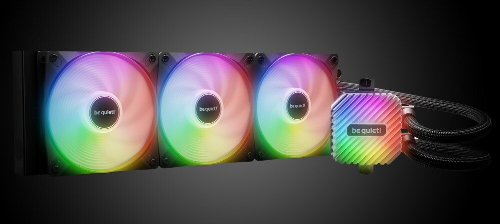 Na obrazie widoczne są trzy wentylatory z podświetleniem RGB oraz blok wodny z logo \'be quiet!\'. Wentylatory i blok wodny są połączone przewodami w oplocie.