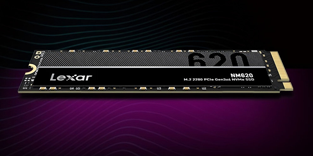 Na obrazie widoczny jest dysk SSD Lexar NM620 M.2 2280 PCIe Gen3x4 NVMe. Tło jest ciemne z fioletowymi i czarnymi falami.