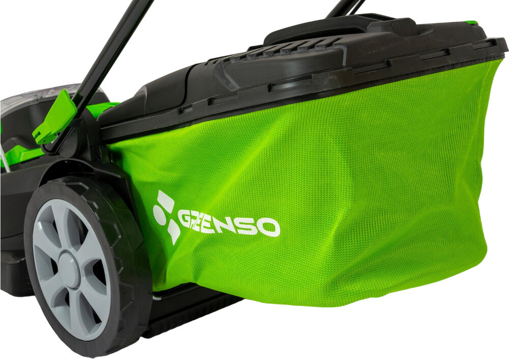 Obraz przedstawia część kosiarki z zielonym workiem na trawę z logo \'GREENSO\'. Widoczne są także czarne i szare elementy konstrukcji oraz koło kosiarki.