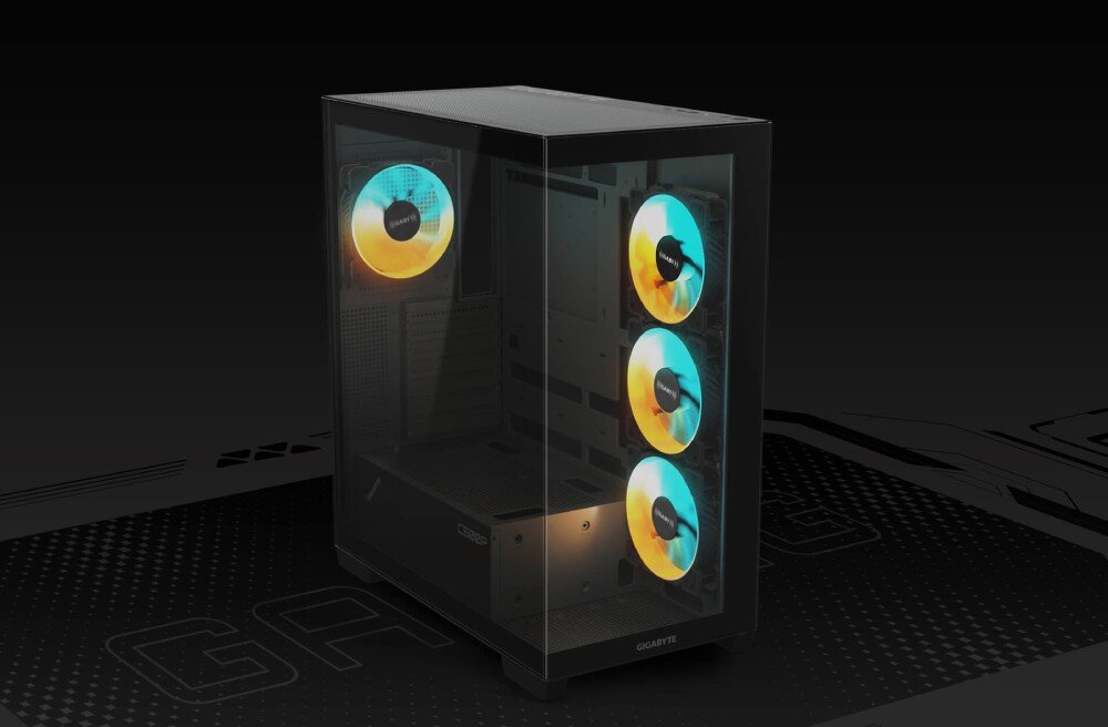 Obraz przedstawia komputer stacjonarny z przezroczystą obudową, w której widać cztery wentylatory z podświetleniem RGB. Na obudowie widoczne jest logo \'GIGABYTE\'.