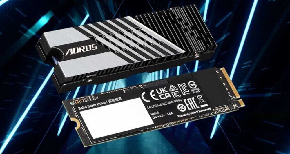 Na obrazie widoczne są dwa dyski SSD marki AORUS, jeden z metalowym radiatorem, drugi z oznaczeniami technicznymi. Tło jest dynamiczne, z niebieskimi i czarnymi liniami.