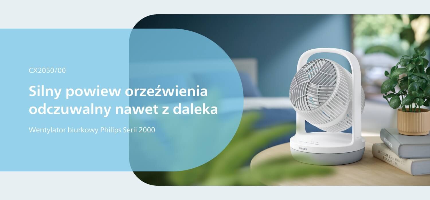Obraz przedstawia biały wentylator biurkowy na drewnianym blacie, obok stosu książek i rośliny. Na niebieskim tle widnieje tekst: \'CX2050/00 Silny powiew orzeźwienia odczuwalny nawet z daleka Wentylator biurkowy Philips Serii 2000\'.