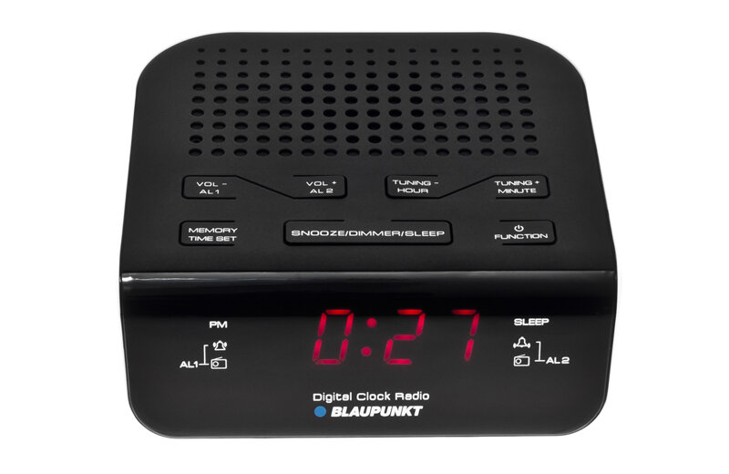 Czarny radiobudzik z wyświetlaczem LCD pokazującym godzinę 0:27, posiada przyciski do regulacji głośności, ustawiania czasu i funkcji drzemki. Widoczne jest logo \'BLAUPUNKT\' oraz napisy \'Digital Clock Radio\'.