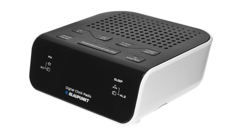 Czarny radiobudzik z wyświetlaczem LCD i przyciskami na górze obudowy. Widoczny napis: \'Digital Clock Radio BLAUPUNKT\'.