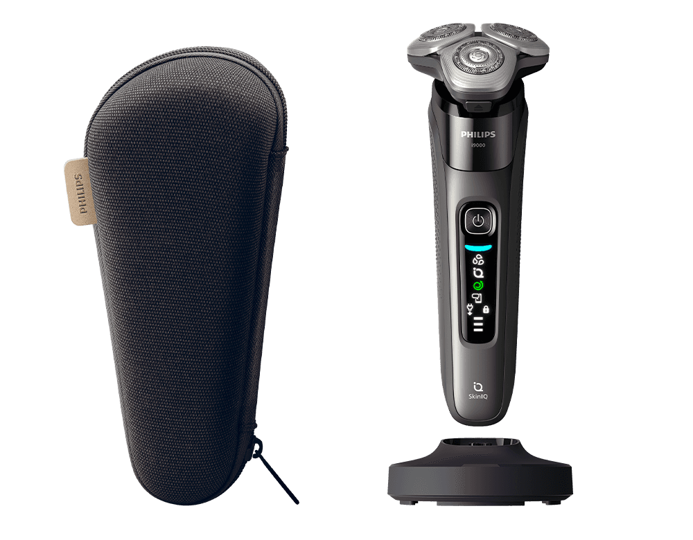 Na obrazie widoczna jest elektryczna golarka z trzema głowicami oraz etui. Na golarce znajduje się logo \'PHILIPS\' oraz oznaczenie \'SkinIQ\'.