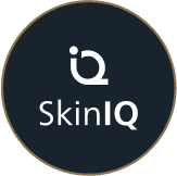 Okrągłe logo z ciemnym tłem, na którym widnieje biały napis \'SkinIQ\'.