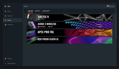 Interfejs aplikacji z zakładkami \'GEAR\', \'APPS\', \'LIBRARY\' oraz listą urządzeń: ARCTIS 9, AEROX 3 WIRELESS, APEX PRO TKL, QCK PRISM CLOTH XL. Po lewej stronie widoczne są opcje menu: Home, Moments, Engine, Giveaways, Settings, Support Center.