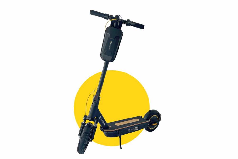 Czarna hulajnoga elektryczna z dużymi kołami i amortyzatorami, na tle żółtego koła. Na kierownicy widoczne jest logo \'XRIDER\'.