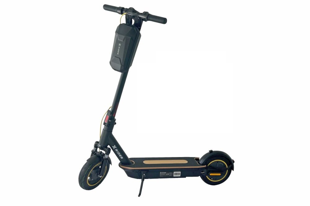 Czarna hulajnoga elektryczna z dużymi kołami, wyposażona w dwa amortyzatory i baterię zamontowaną na kierownicy. Na ramie widoczne jest logo \'XRIDER\'.