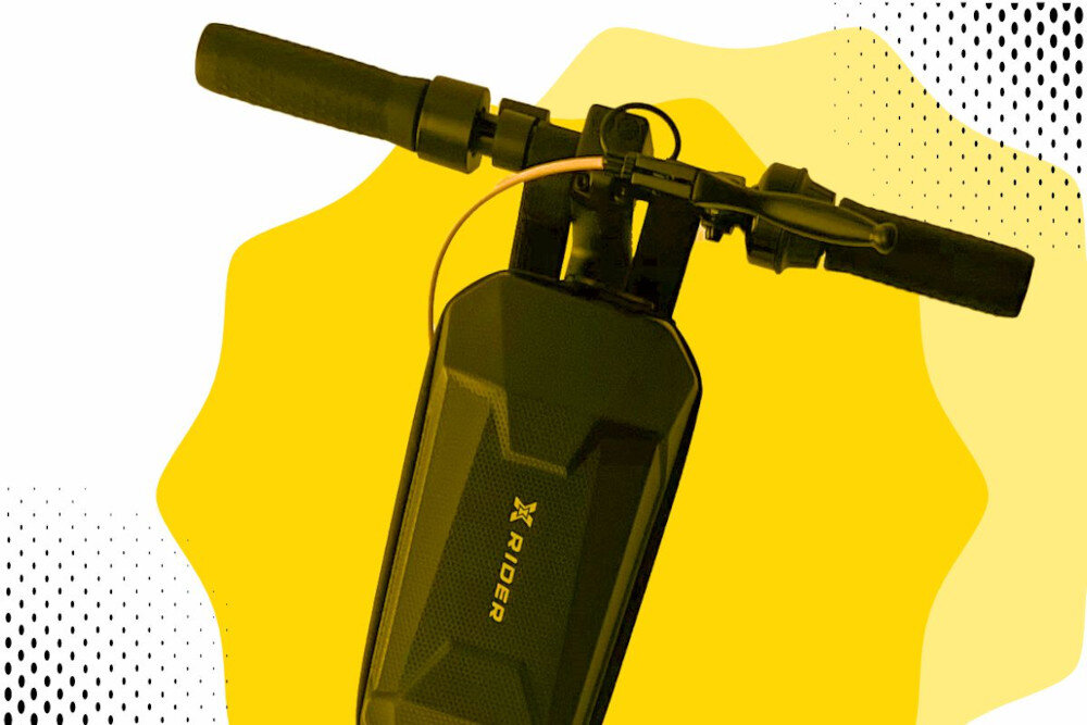Czarny panel sterowania hulajnogi elektrycznej z widocznym logo \'XRIDER\' na tle żółtego kształtu z czarnymi kropkami.
