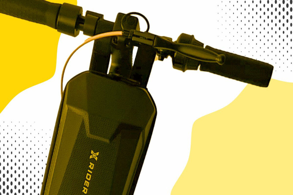 Czarny panel sterowania hulajnogi elektrycznej z widocznym logo XRIDER na tle żółto-białych wzorów. Kierownica wyposażona jest w manetki i przewód hamulcowy.