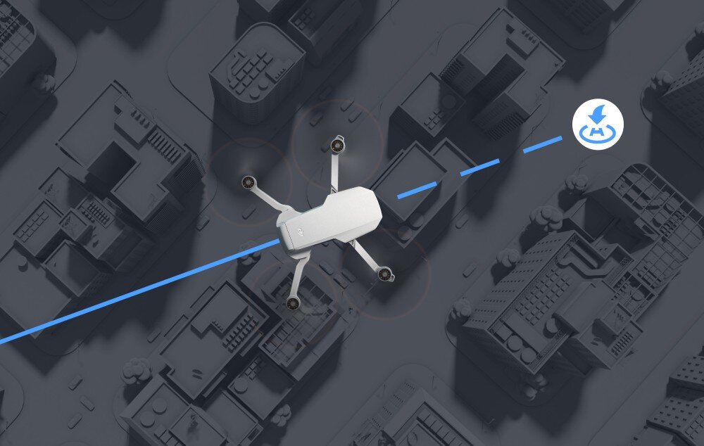 Na obrazie widoczny jest dron lecący nad miastem, z niebieską linią wskazującą jego trasę. W prawym górnym rogu znajduje się ikona z symbolem powrotu.
