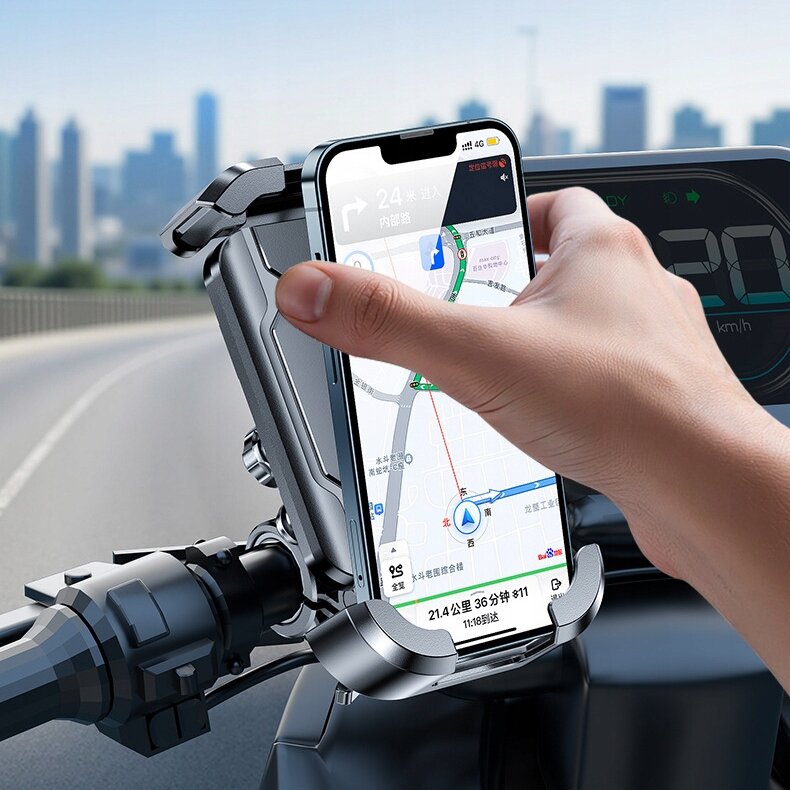 Osoba montuje telefon w pancernym uchwycie rowerowym lub motocyklowym, który jest przymocowany do kierownicy. Na ekranie telefonu widoczna jest mapa z trasą i chińskimi znakami.