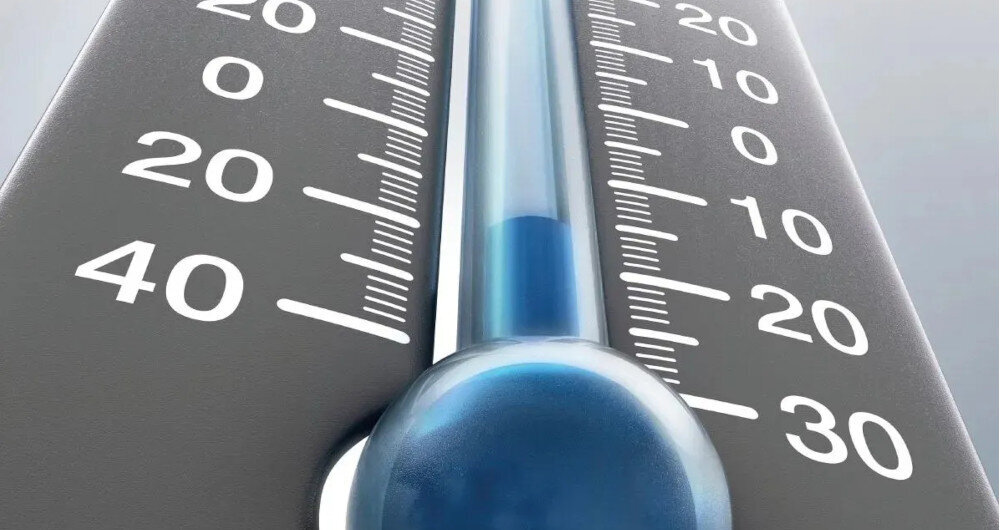 Obraz przedstawia termometr z niebieską cieczą, wskazujący temperaturę około -30 stopni. Skala termometru jest oznaczona co 10 stopni, z wartościami od -40 do 30.