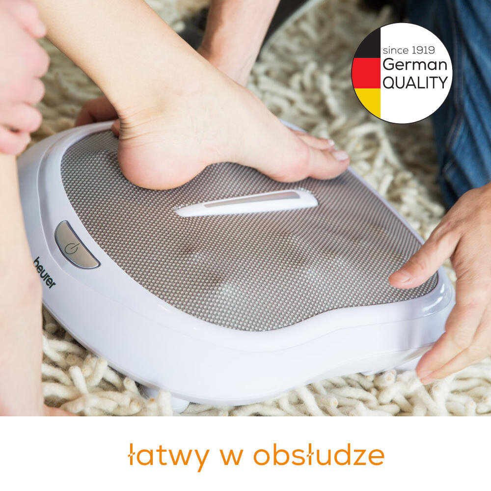Osoba używa białego masażera do stóp z widocznym logo \'beurer\'. Na obrazie znajduje się tekst: \'łatwy w obsłudze\' oraz \'since 1919 German QUALITY\'.