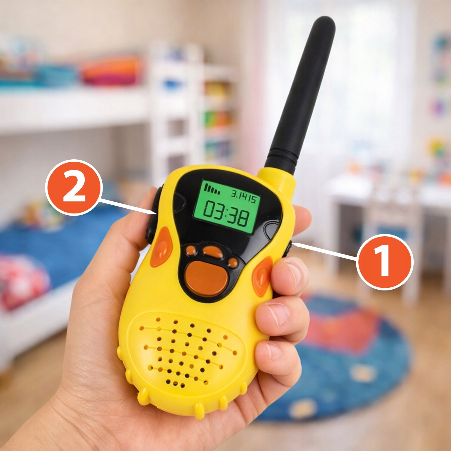 Osoba trzyma żółte walkie-talkie z czarnymi i pomarańczowymi elementami, na ekranie widoczny jest czas 03:38. W tle znajduje się rozmyty obraz pokoju dziecięcego z łóżkiem piętrowym i dywanem.