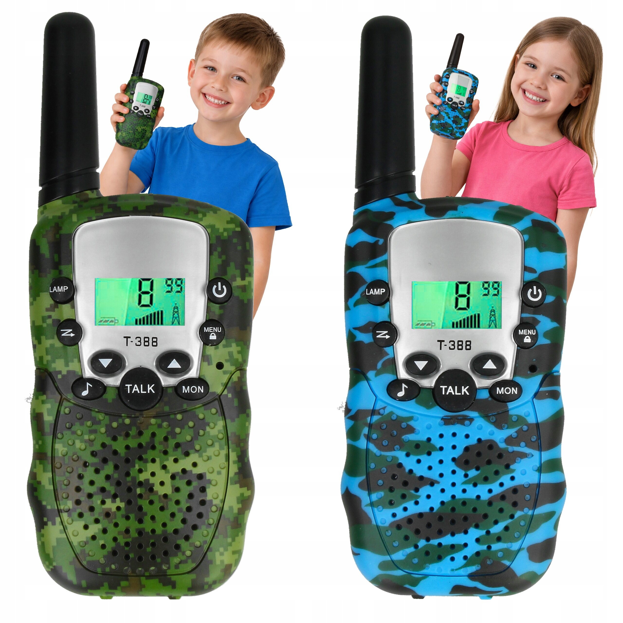 Dwa walkie talkie w kolorach zielonym i niebieskim z wyświetlaczem LCD, przyciskami funkcyjnymi i anteną. Dzieci trzymają urządzenia, jedno w zielonym, drugie w niebieskim kamuflażu.