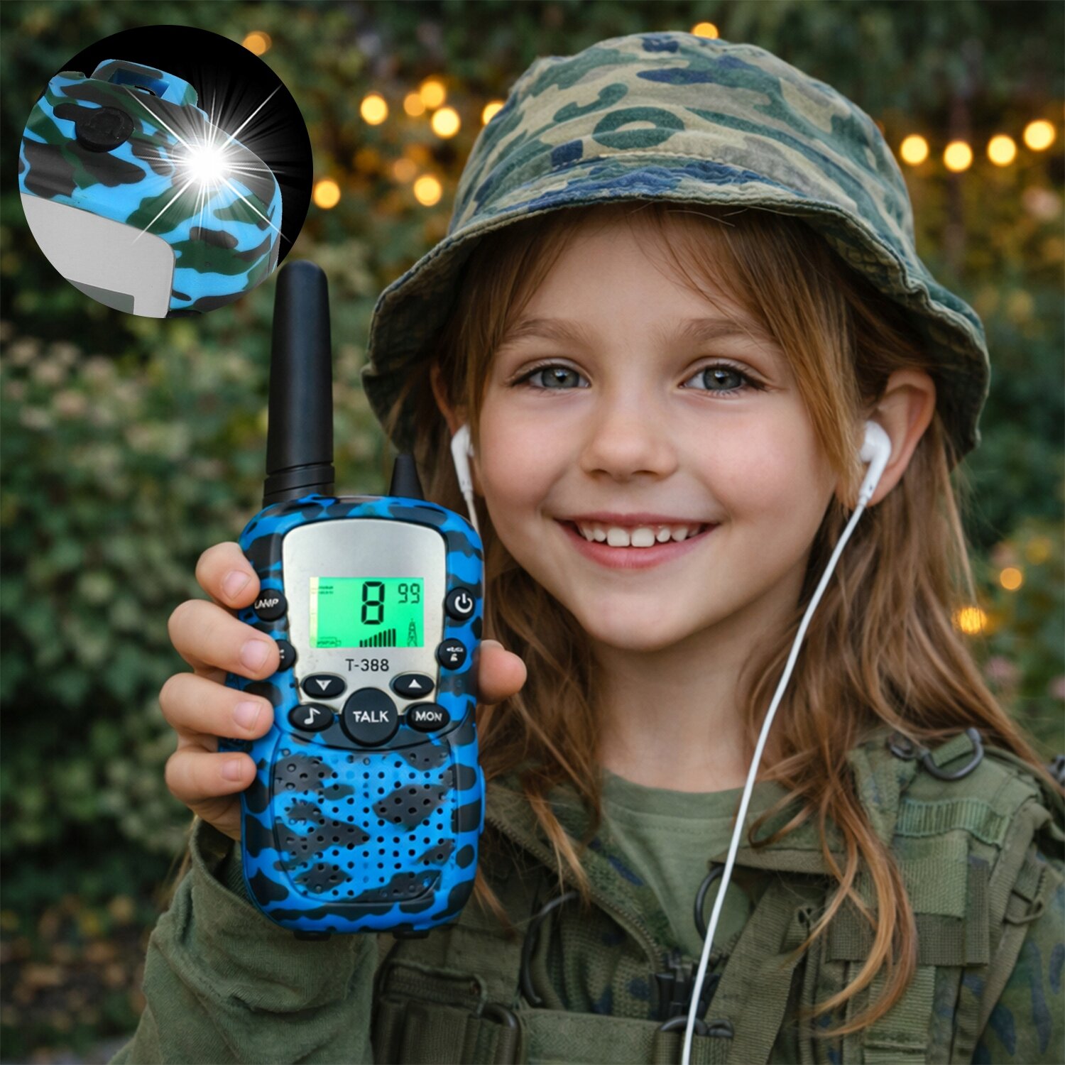 Dziecko trzyma niebiesko-czarne walkie talkie z wyświetlaczem pokazującym \'8 99 A\'. W tle widoczne są rozmyte światła, a w rogu obrazka znajduje się zbliżenie na latarkę LED urządzenia.