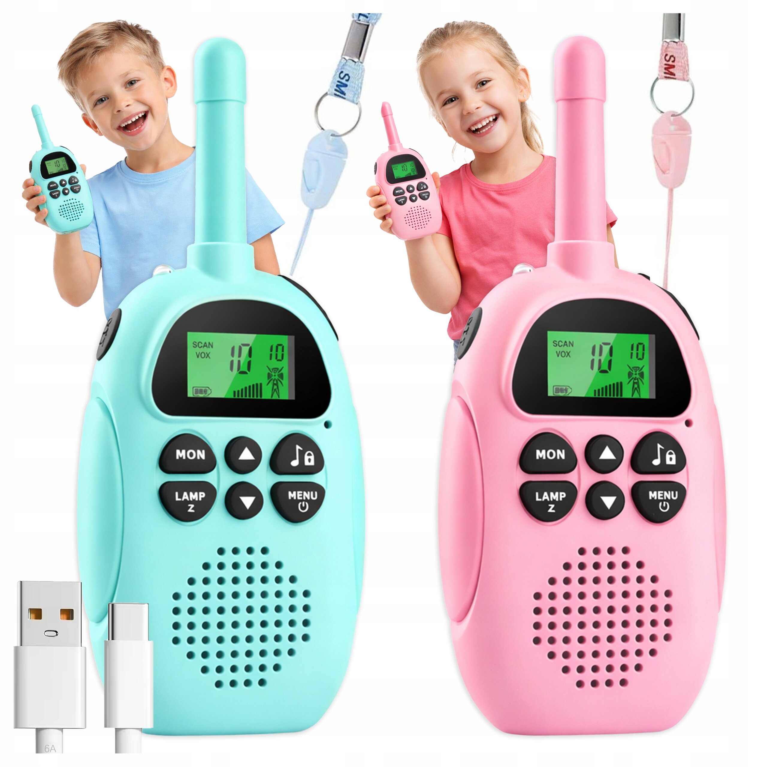 Na obrazie widoczne są dwie krótkofalówki w kolorach niebieskim i różowym z wyświetlaczami pokazującymi \'SCAN VOX 10 10\'. Obok znajduje się kabel USB-C oraz dwoje dzieci trzymających krótkofalówki.