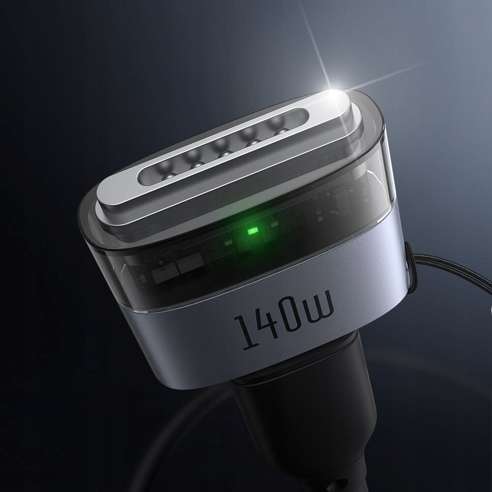 Obraz przedstawia adapter magnetyczny z napisem \'140W\' na obudowie. Widać również zieloną diodę sygnalizacyjną na urządzeniu.