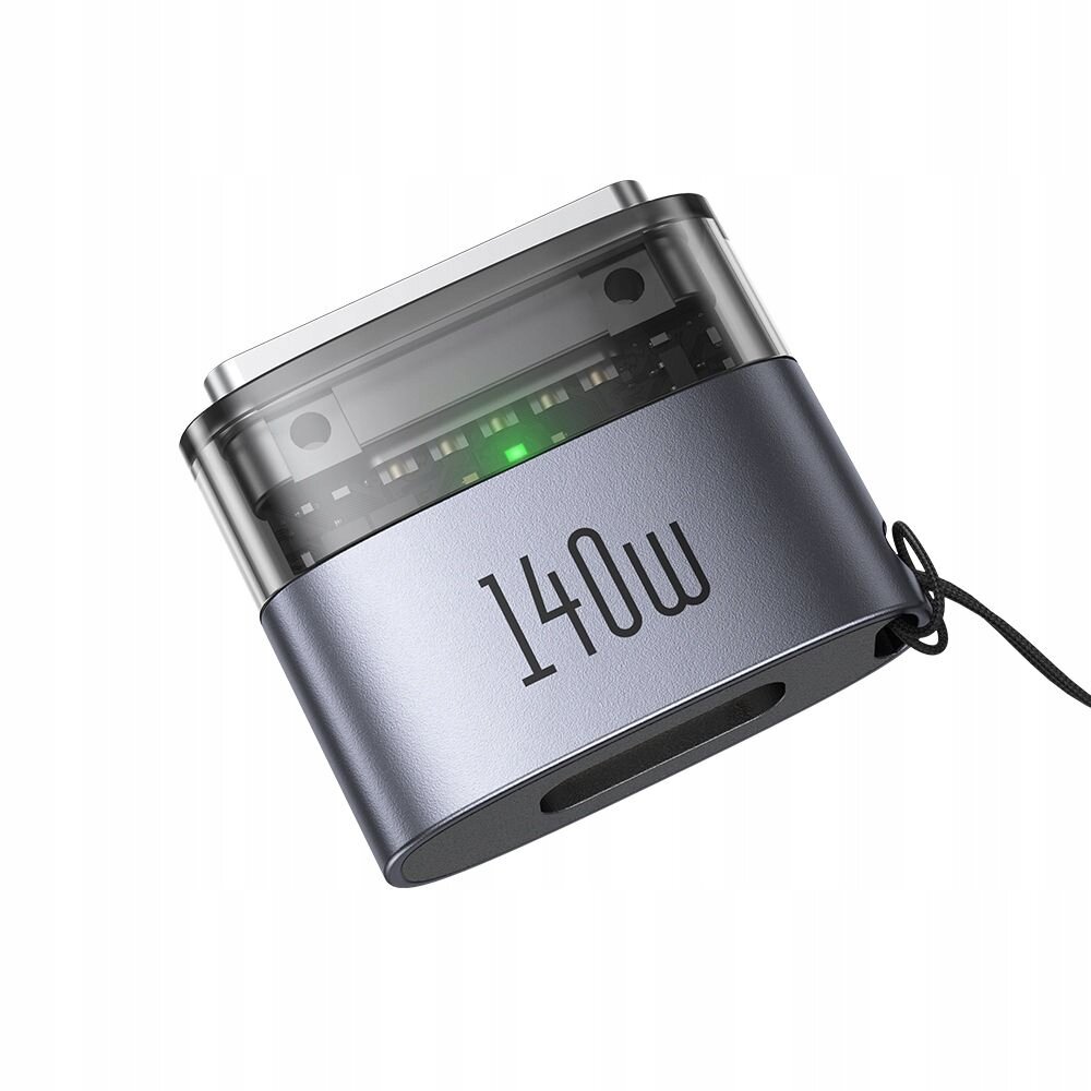 Na obrazie widoczny jest adapter magnetyczny z napisem \'140W\'. Adapter ma przezroczystą górną część, przez którą widać zielone światło.