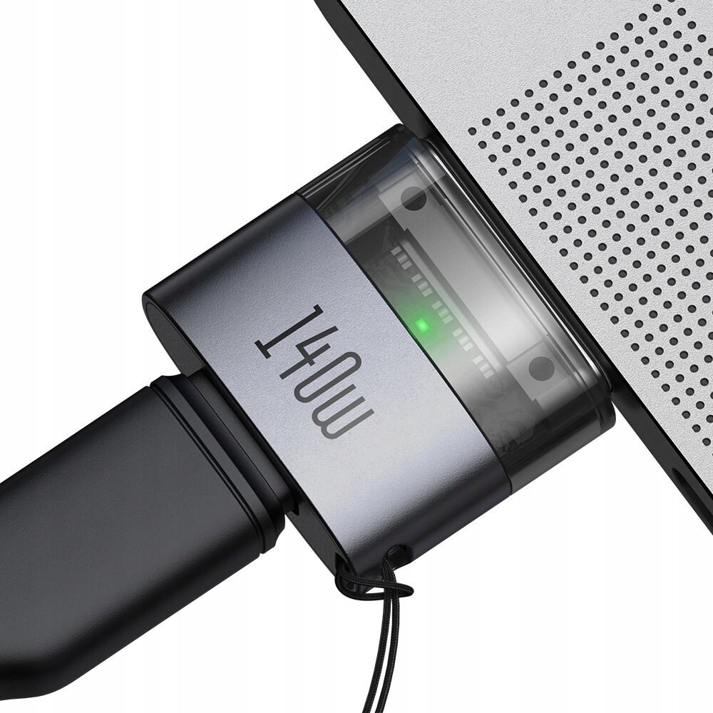 Zdjęcie przedstawia magnetyczny adapter USB-C podłączony do laptopa, z widocznym napisem \'140W\' i zielonym wskaźnikiem świetlnym.
