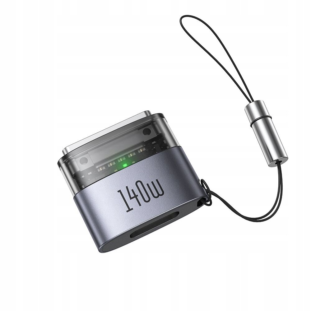 Na obrazie widoczny jest adapter magnetyczny z napisem \'140W\' oraz dołączonym przewodem zakończonym metalowym elementem. Adapter ma metaliczną obudowę i przezroczystą część z widocznymi elementami elektronicznymi.