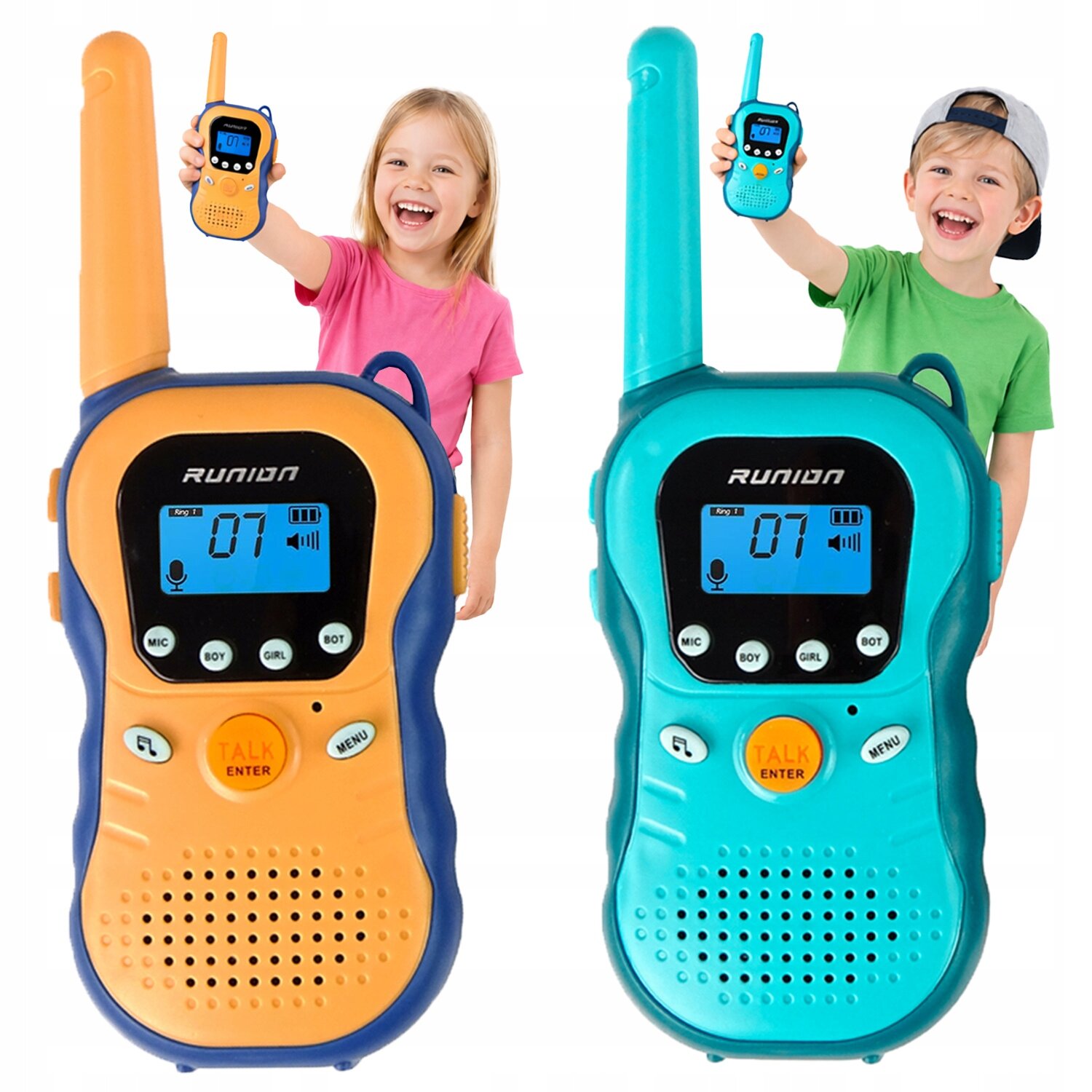 Dwa walkie-talkie dla dzieci, jedno pomarańczowe, drugie niebieskie, z wyświetlaczem LCD pokazującym numer 07 i logo RUNION. Obok każde dziecko trzyma walkie-talkie w ręku.