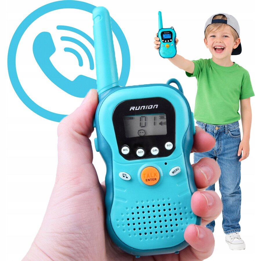 Osoba trzyma niebieskie walkie talkie z wyświetlaczem LCD, na którym widoczny jest napis \'01\'. Obok stoi dziecko trzymające podobne urządzenie, a w tle znajduje się symbol telefonu.