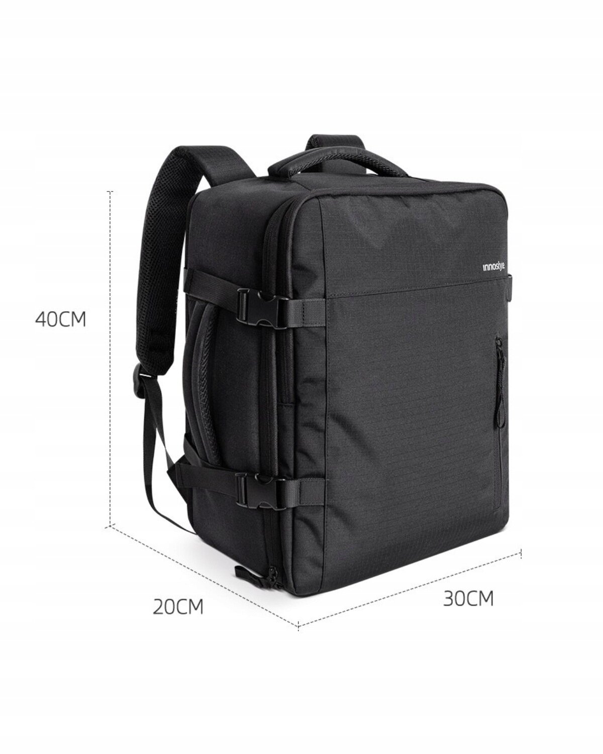 Czarny plecak o wymiarach 40 cm x 30 cm x 20 cm z widocznym logo \'innostyle\'. Plecak posiada regulowane paski i zewnętrzną kieszeń na zamek.