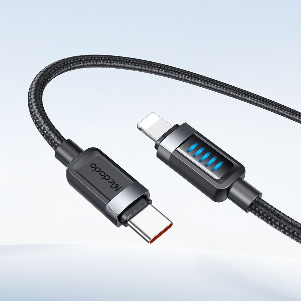 Na obrazie widoczny jest czarny kabel USB-C z plecionym oplotem i dwoma złączami USB-C. Na jednym złączu znajduje się napis \'Mcdodo\', a na drugim widoczne są niebieskie wskaźniki LED.