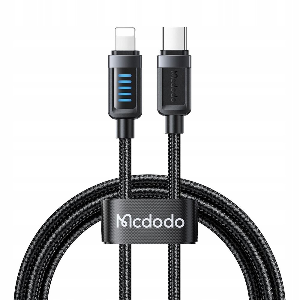 Na obrazie widoczny jest czarny kabel USB-C do Lightning z plecionym oplotem i logo \'Mcdodo\' na opasce spinającej. Końcówki kabla mają nowoczesny design, a jedna z nich posiada niebieskie podświetlenie.