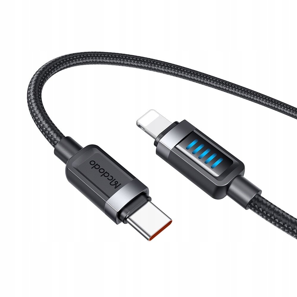 Czarny kabel USB-C z plecionym oplotem, posiadający złącza USB-C na obu końcach. Na jednym z wtyków widoczne jest logo \'Mcdodo\' oraz niebieskie podświetlenie LED.
