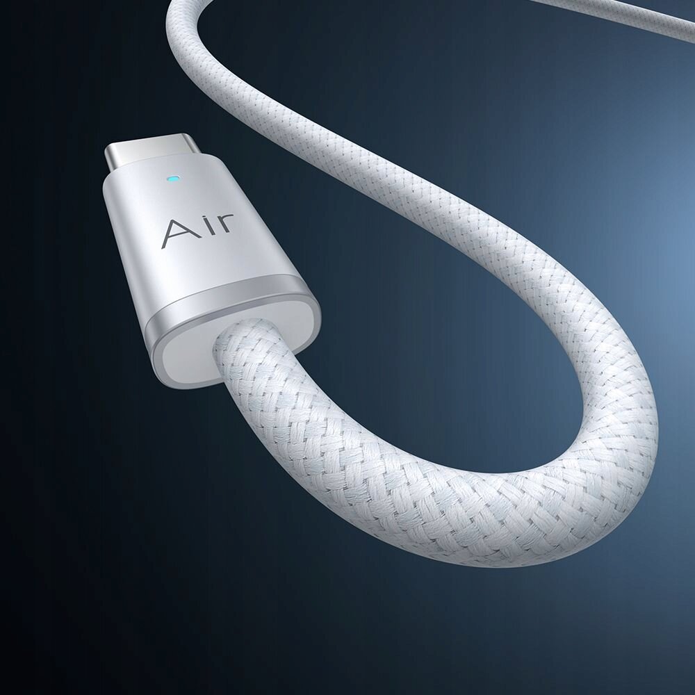 Biały kabel USB-C z plecioną osłoną i metalową końcówką z napisem \'Air\'.