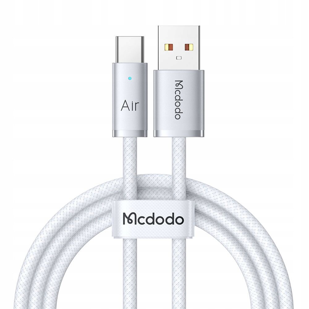Na obrazie widoczny jest biały kabel USB z końcówkami USB-A i USB-C, oznaczony napisami \'Mcdodo\' i \'Air\'. Kabel jest opleciony i posiada opaskę z logo \'Mcdodo\'.