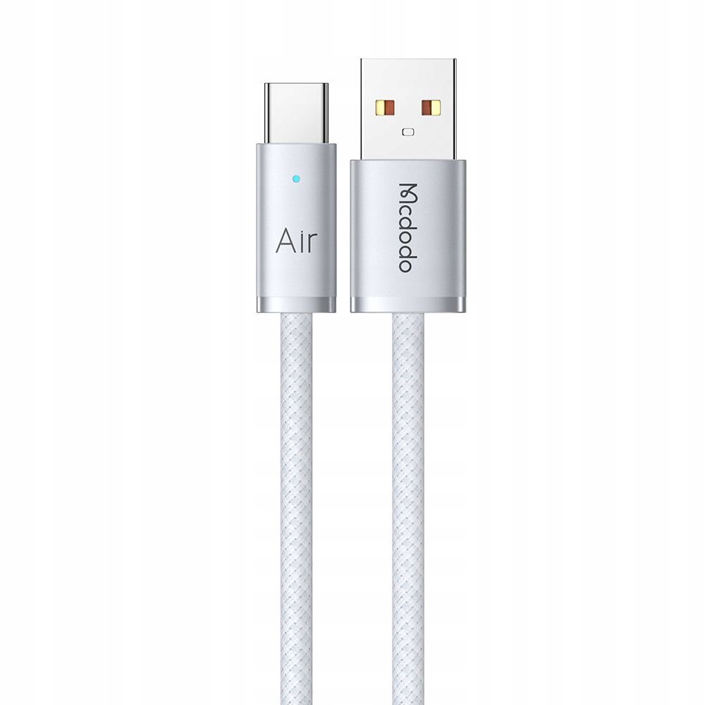 Na obrazie widoczny jest biały kabel USB z końcówkami USB-A i USB-C. Na końcówkach widoczne są napisy: \'Air\' i \'Mcdodo\'.
