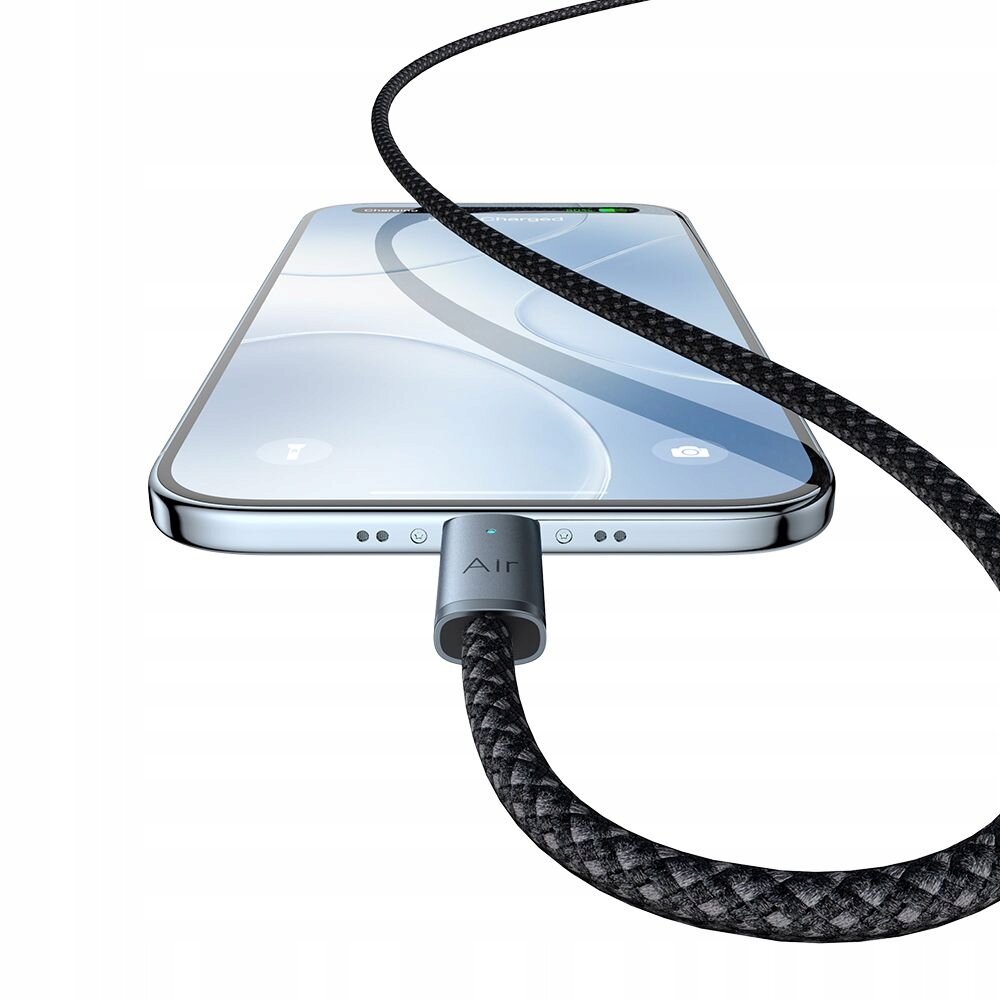 Na obrazie widoczny jest smartfon z podłączonym kablem USB, który ma plecioną osłonę. Na końcówce kabla znajduje się napis \'Air\'.