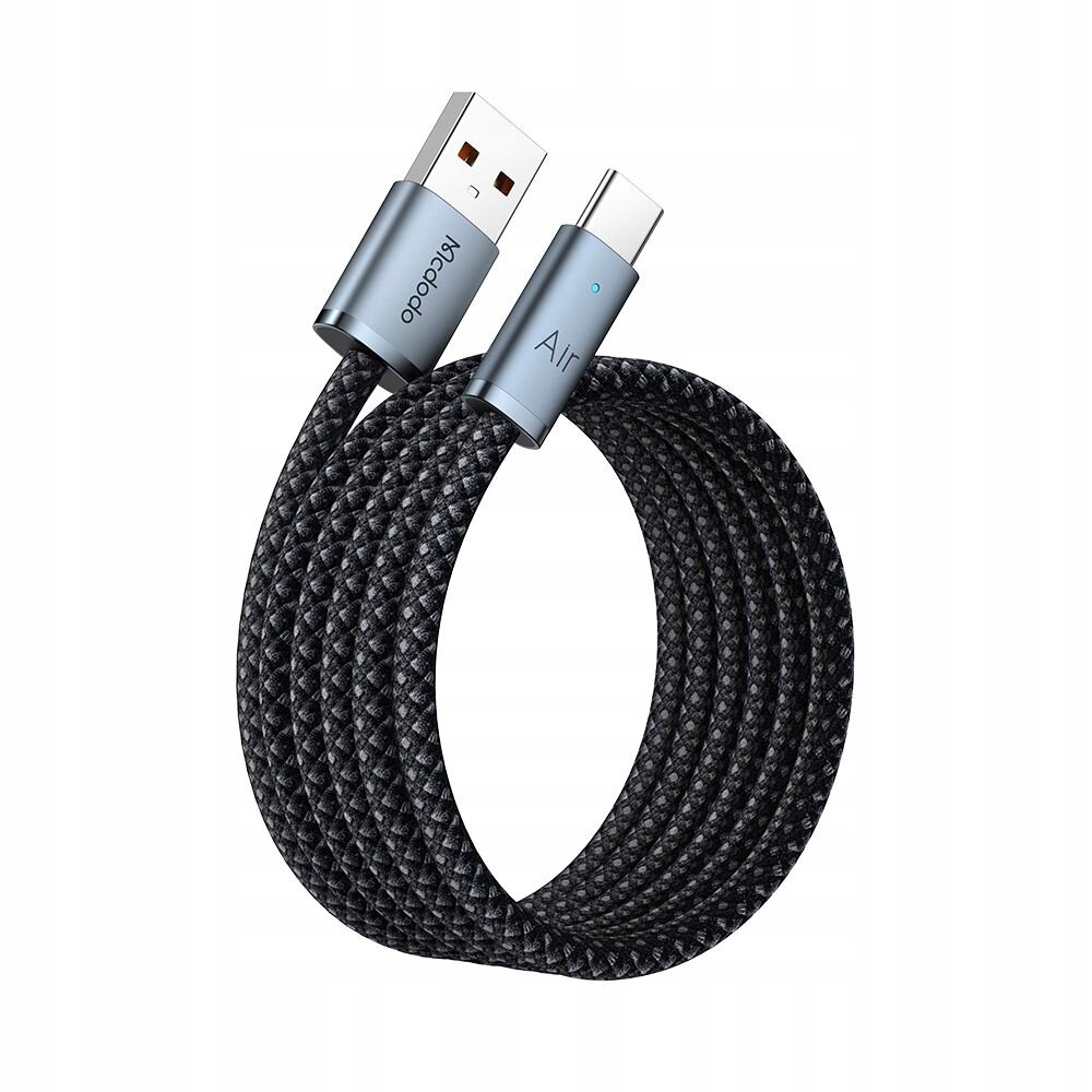 Na obrazie widoczny jest pleciony kabel USB z końcówkami USB-A i USB-C. Na jednej z końcówek znajduje się napis \'Mcdodo\'.