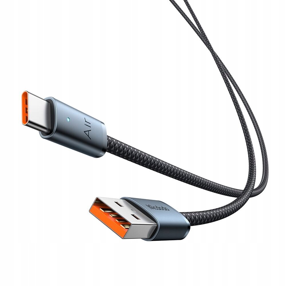 Na obrazie widoczny jest kabel USB z końcówkami USB-A i USB-C, z plecionym czarnym przewodem. Na końcówce USB-C znajduje się napis \'Air\', a na końcówce USB-A napis \'Mcdodo\'.
