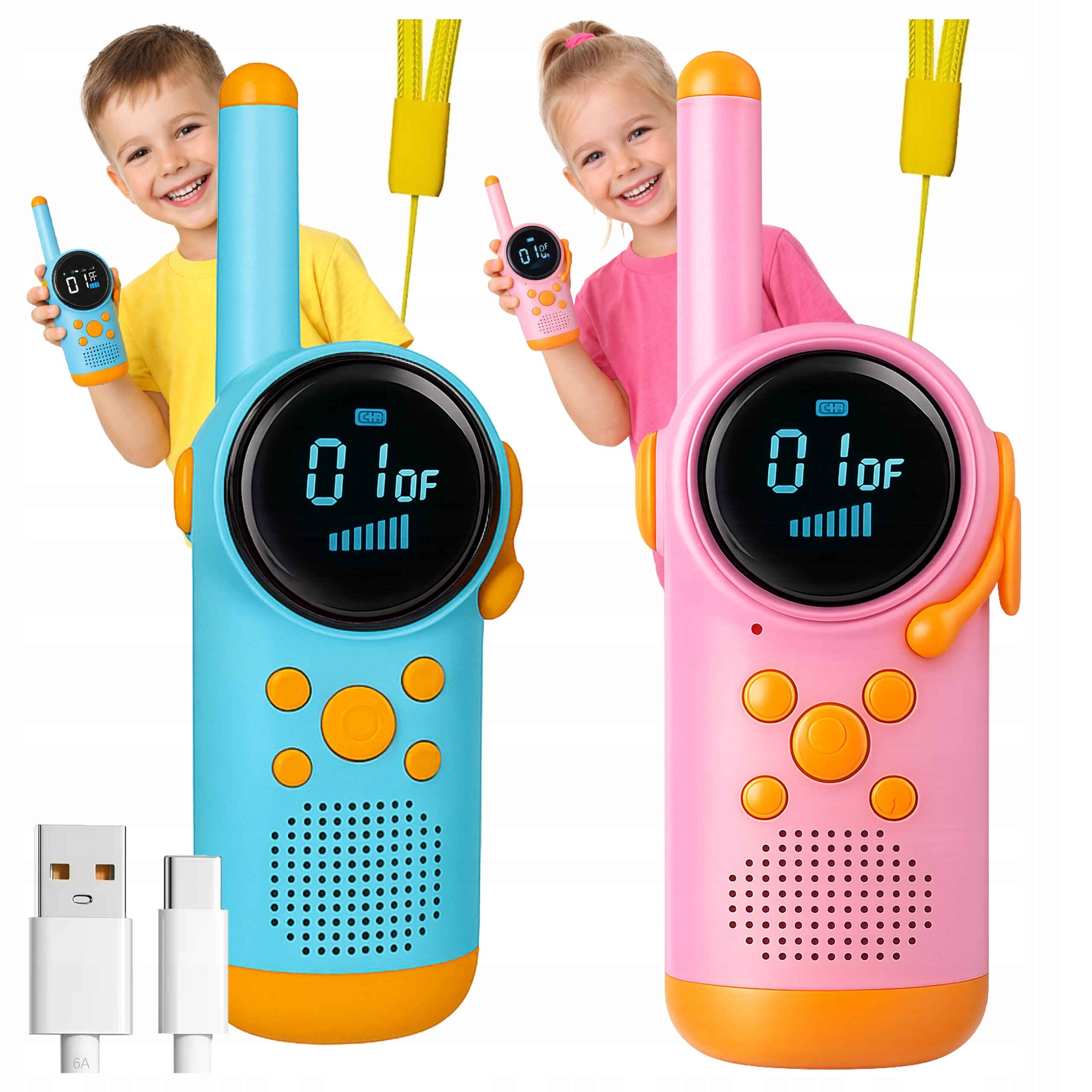 Na obrazie widoczne są dwa kolorowe walkie talkie, jedno niebieskie i jedno różowe, z wyświetlaczem pokazującym \'01 OF\'. Obok nich znajduje się kabel USB-C.