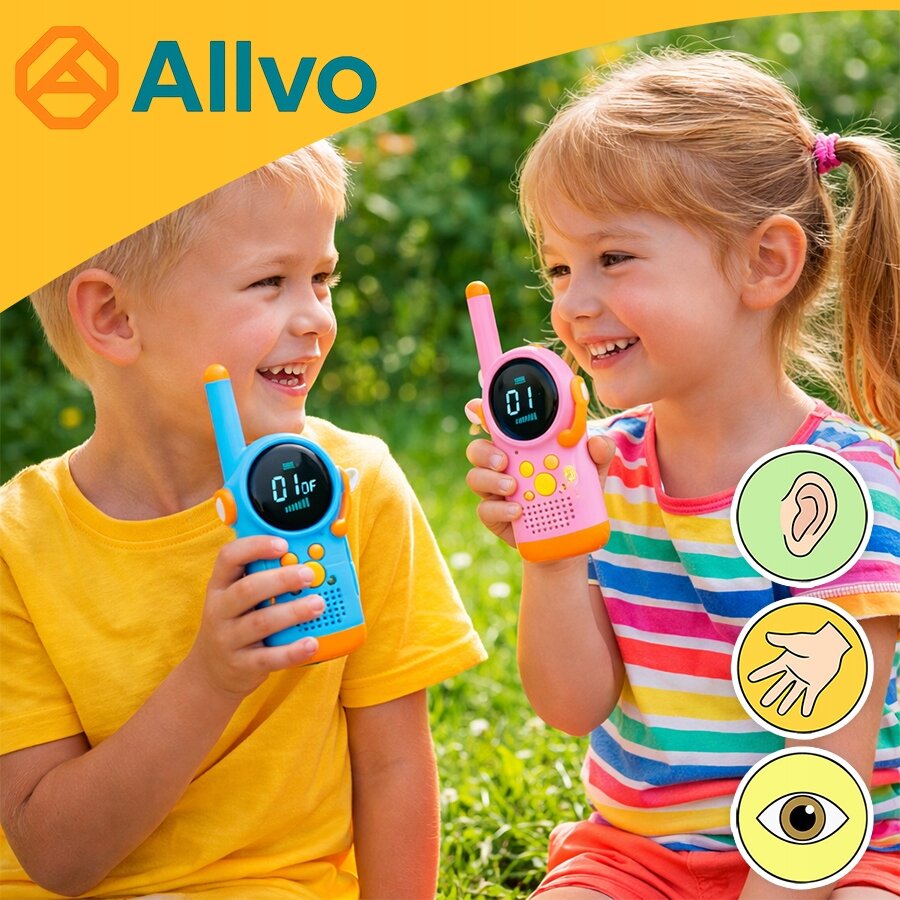 Dwoje dzieci trzyma kolorowe walkie talkie, jedno niebieskie, drugie różowe, z wyświetlaczem pokazującym \'01\'. W lewym górnym rogu widoczne jest logo \'Allvo\'.